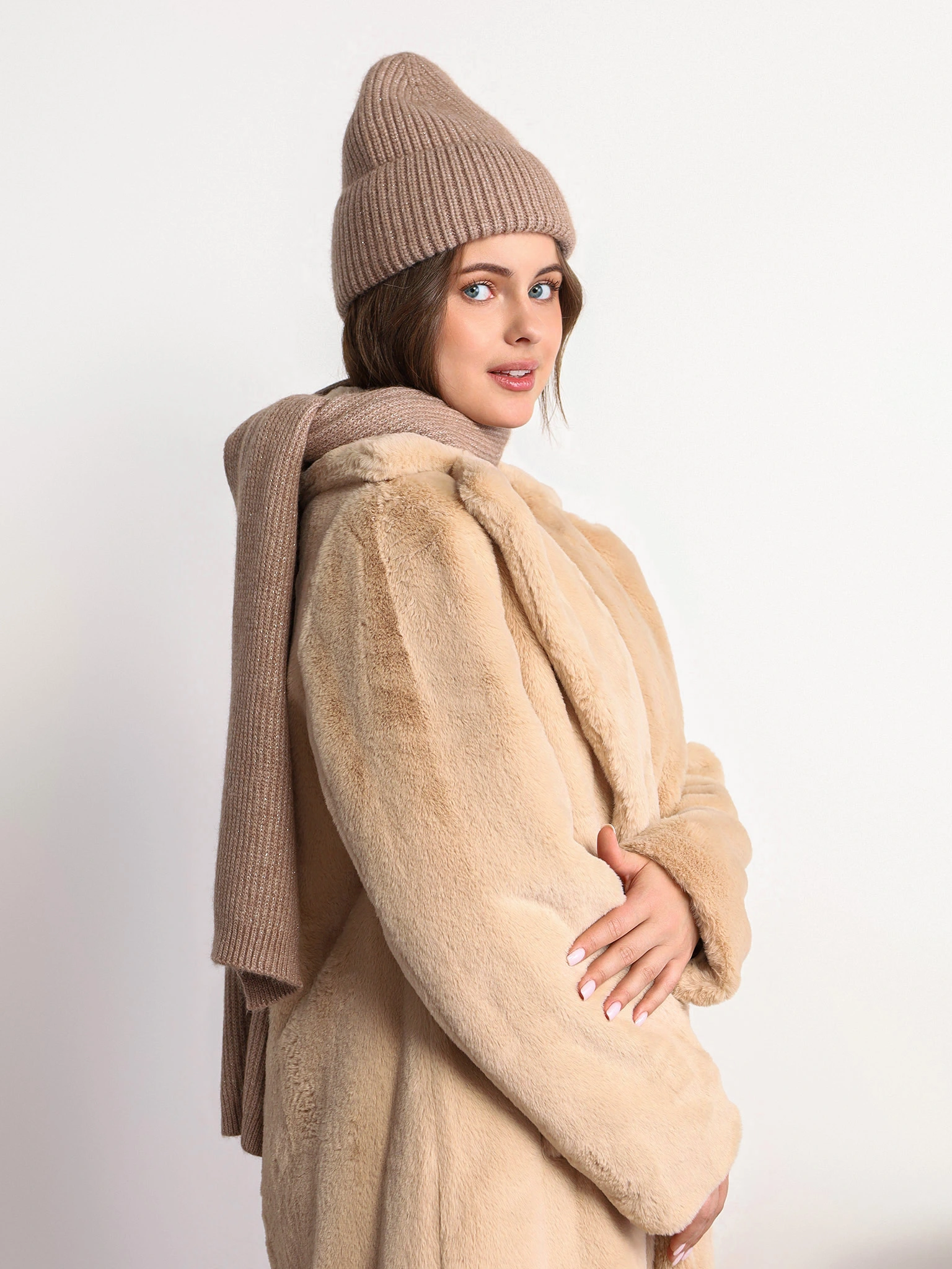 Шапка-бини с отворотом на подкладке бежевого цвета